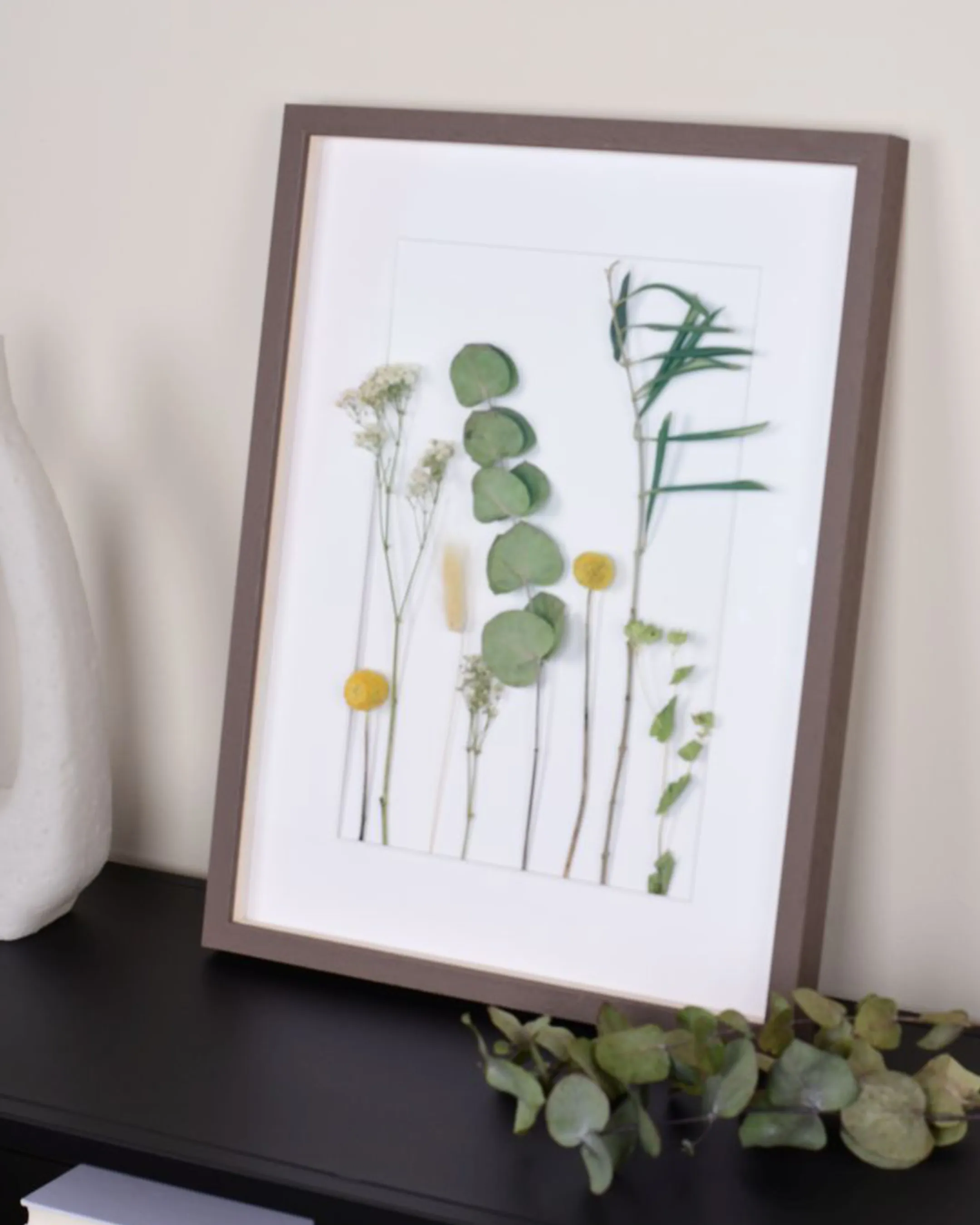 Houten fotolijst Nele met afstandslijst Bruin in een interieur