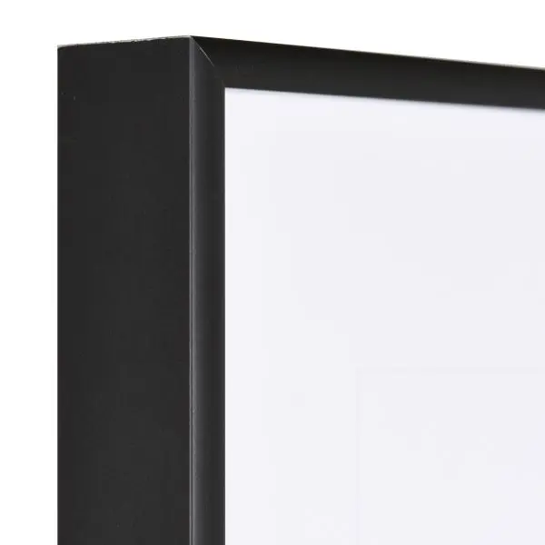 Ansicht der Ecke eines schwarzen, sehr formstabilen Aluminiumrahmens mit patentiertem Eckverbindersystem