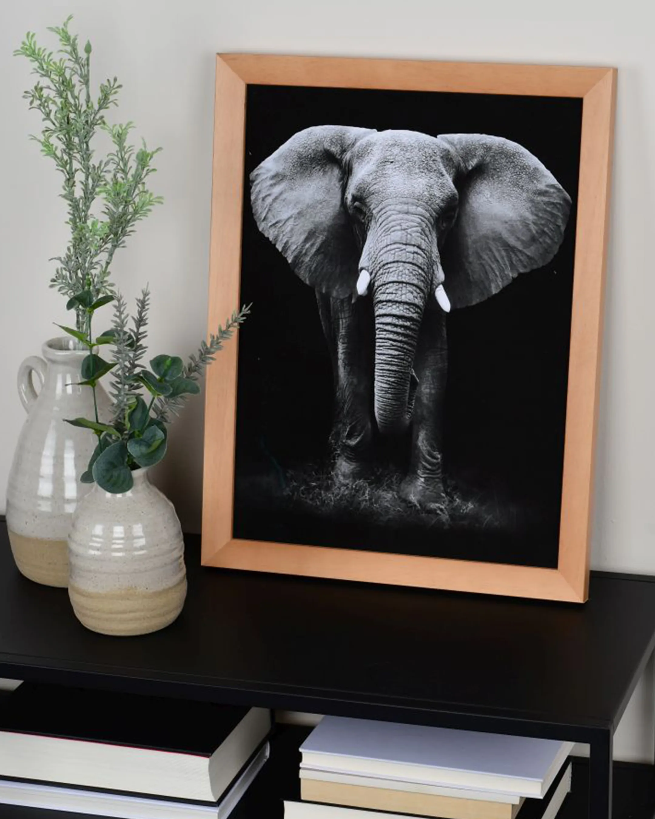 Houten fotolijst Nora berk in een interieur