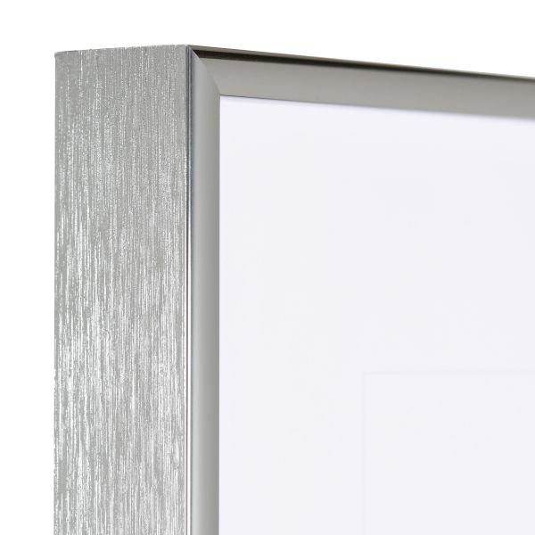Ansicht der Ecke eines antiksilbernen, sehr formstabilen Aluminiumrahmens mit patentiertem Eckverbindersystem