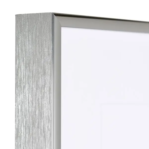 Ansicht der Ecke eines antiksilbernen, sehr formstabilen Aluminiumrahmens mit patentiertem Eckverbindersystem