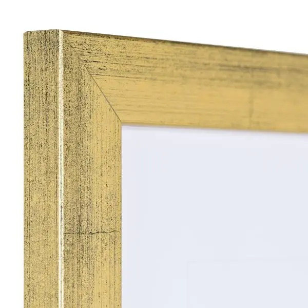 Ansicht der Ecke eines goldenen Bilderrahmens mit sichtbarer Holzstruktur, glatter OberflÃ¤che und kantigem, schlichtem Profil