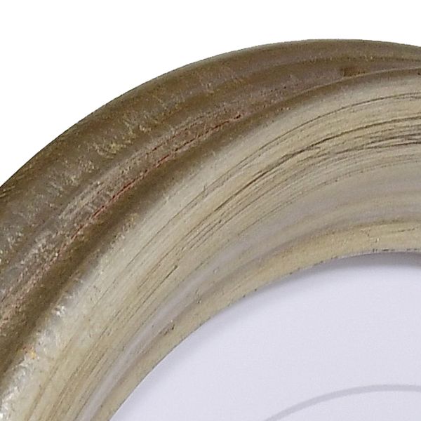 Aanzicht van de hoek van een ronde lijst in de kleur zilver