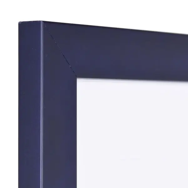 Ansicht der Ecke eines blauen Bilderrahmens mit sichtbarer Holzstruktur, glatter OberflÃ¤che und kantigem, schlichtem Profil