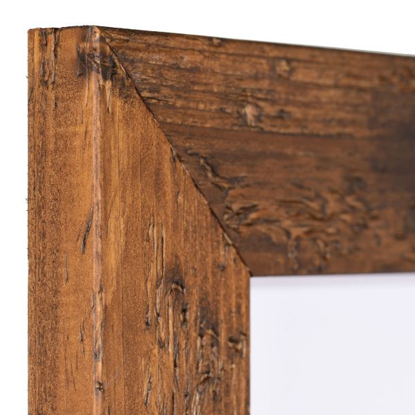 Ansicht der Ecke eines rustikalen, braunen Holzrahmens mit rechteckigem Flachprofil im Used Look