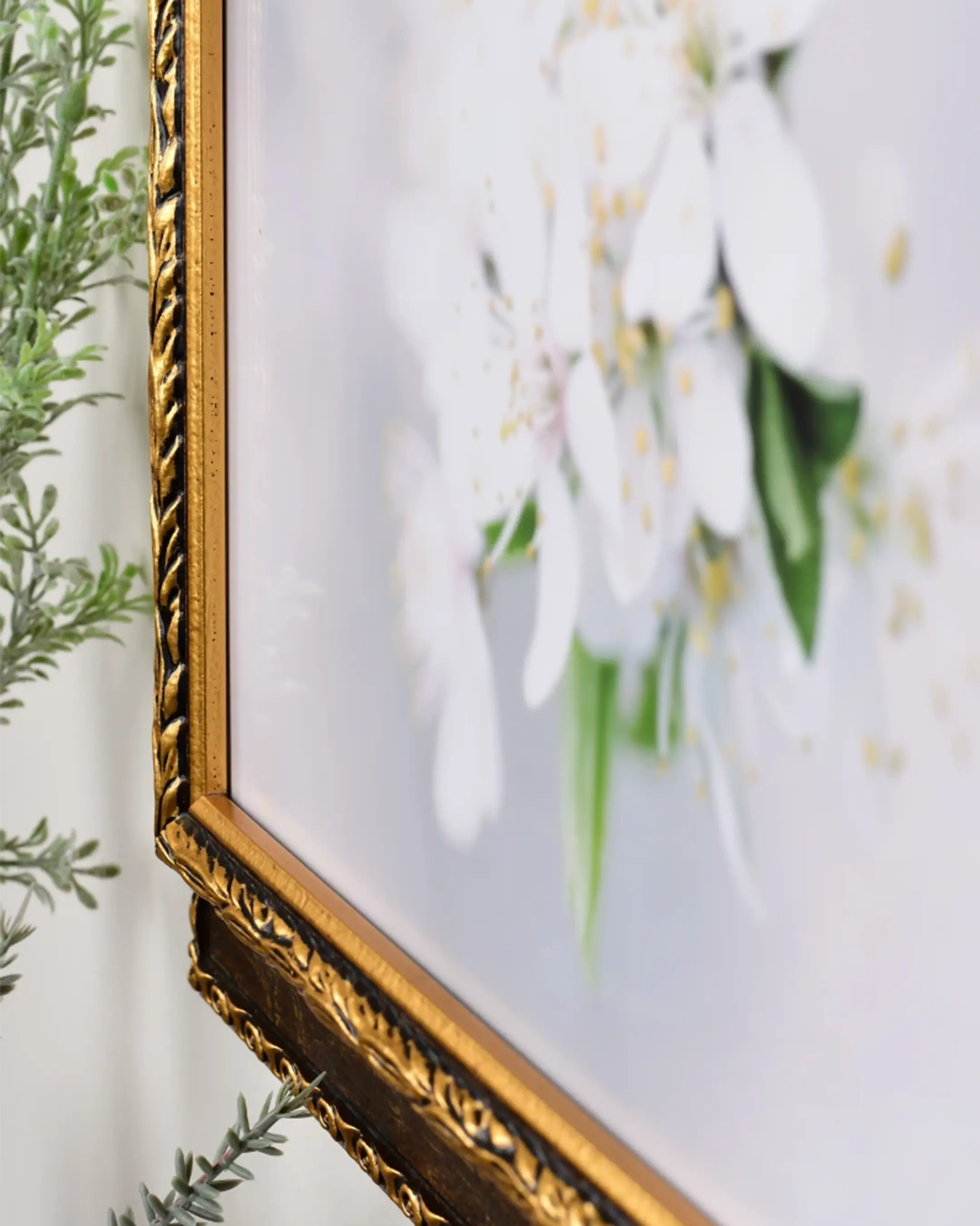 Barok houten fotolijst Olivia bruin in een interieur