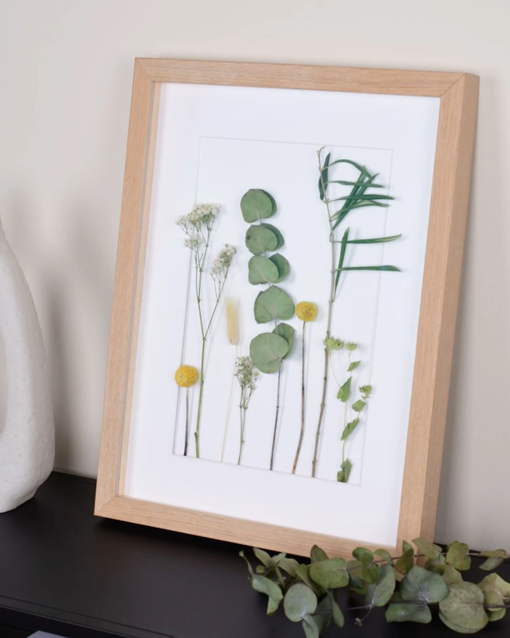 Houten fotolijst Leonie met afstandslijst kalkeik in een interieur