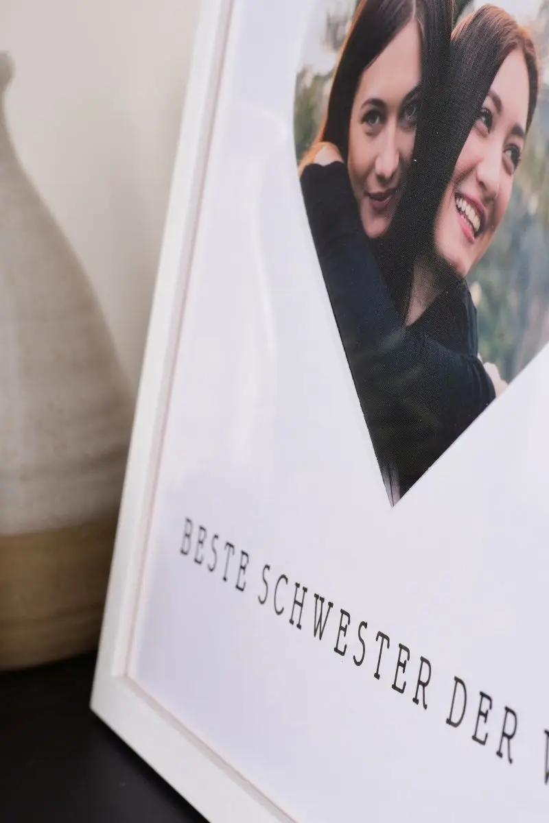Nahaufnahme eines Bilderrahmens 30x30 in Weiss mit Herzausschnitt fÃ¼r die beste Schwester der Welt