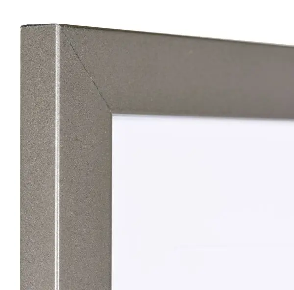 Ansicht der Ecke eines platinfarbenen Bilderrahmens mit sichtbarer Holzstruktur, glatter OberflÃ¤che und kantigem, schlichtem Profil