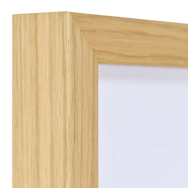 Ansicht der Ecke eines furnierten Massivholzrahmens in Eiche mit natÃ¼rlicher Maserung im Landhausstil