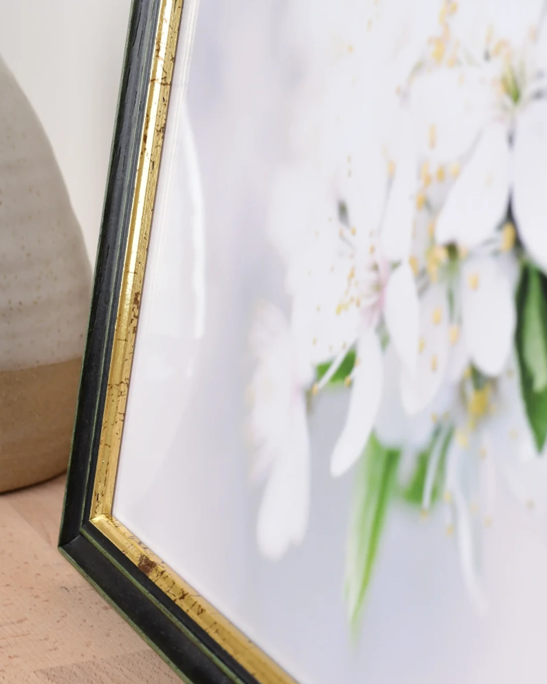 Houten fotolijst Annelie groen in een interieur