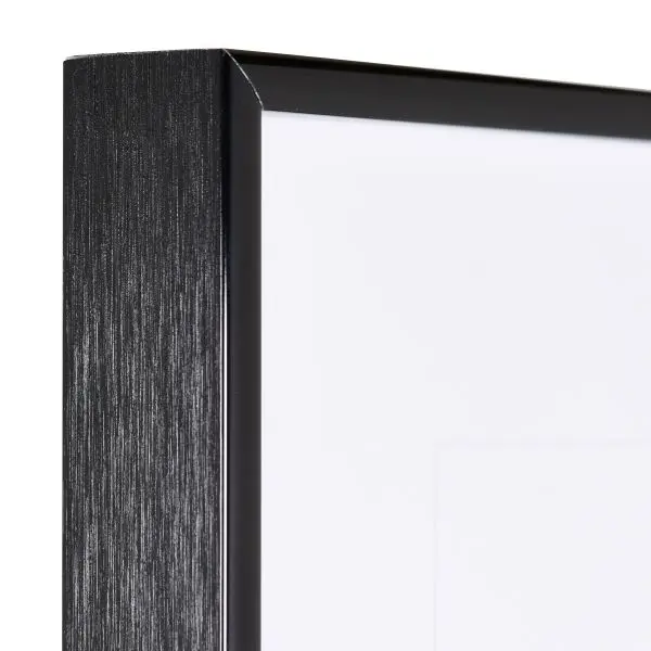 Ansicht der Ecke eines schwarzen, sehr formstabilen Aluminiumrahmens mit patentiertem Eckverbindersystem