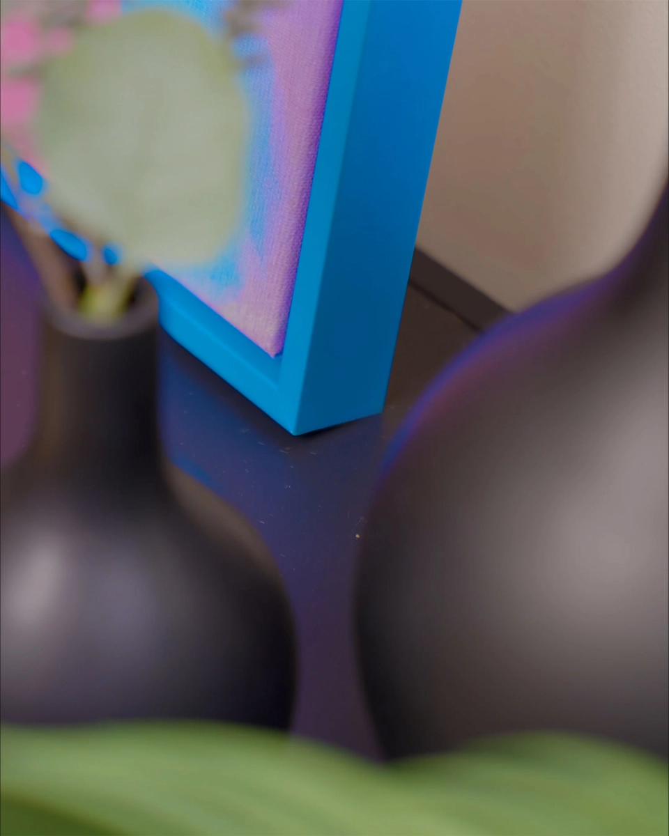 Detailopname van de hoek van de baklijst Jill in fel neonblauw voor canvasdoeken in een huiselijke sfeer