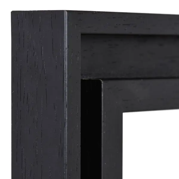 Ansicht der Ecke eines schlichten Holzrahmens in der Farbe Schwarz