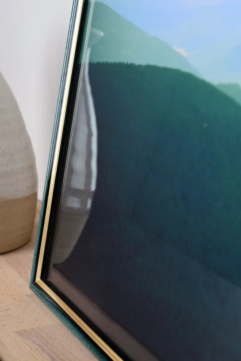 Houten fotolijst Carina in blauw in een woonsfeer - Detailopname