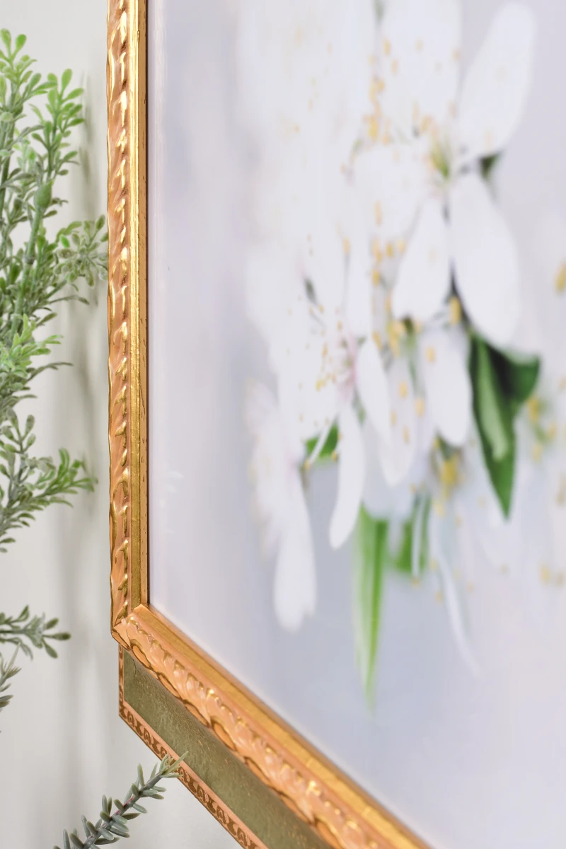 Houten fotolijst Olivia in zilver in wooninterieur - Close-up