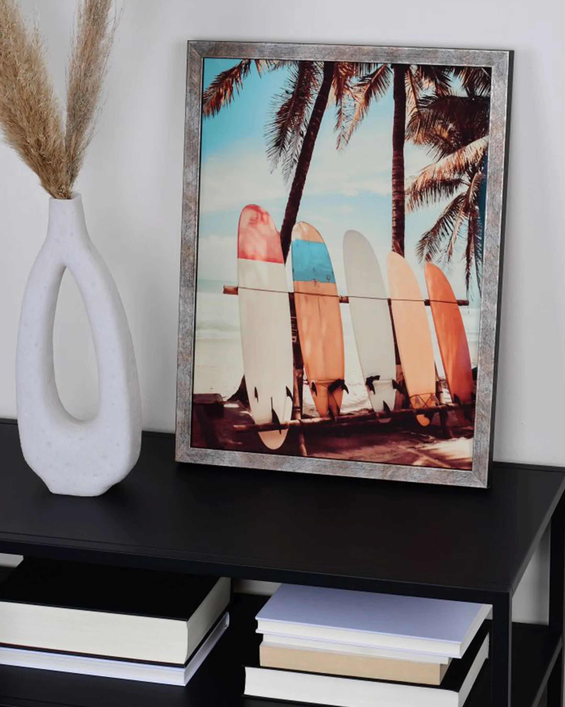Houten fotolijst Romy antraciet in een interieur