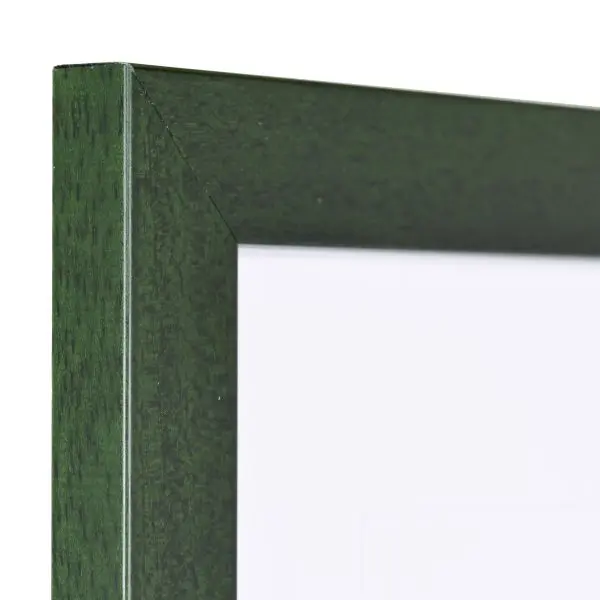 Ansicht der Ecke eines tannengrÃ¼nen Bilderrahmens mit sichtbarer Holzstruktur, glatter OberflÃ¤che und kantigem, schlichtem Profil