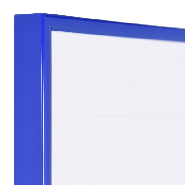 Zicht op de hoek van een blauwe, smalle kunststoflijst met halfrond profiel