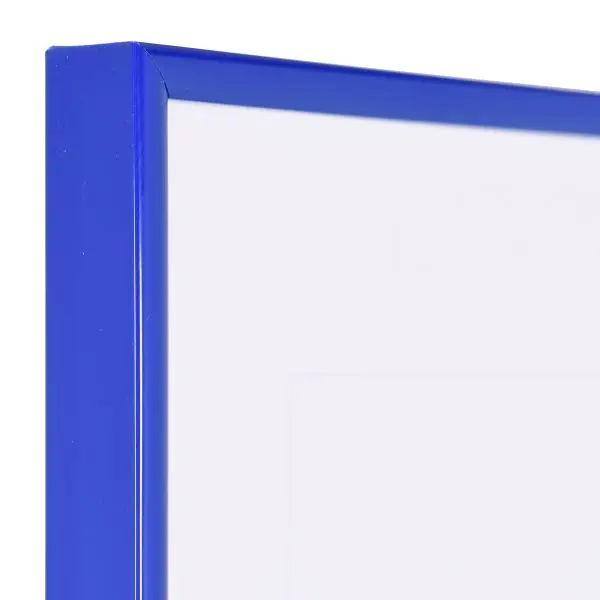 Zicht op de hoek van een blauwe, smalle kunststoflijst met halfrond profiel