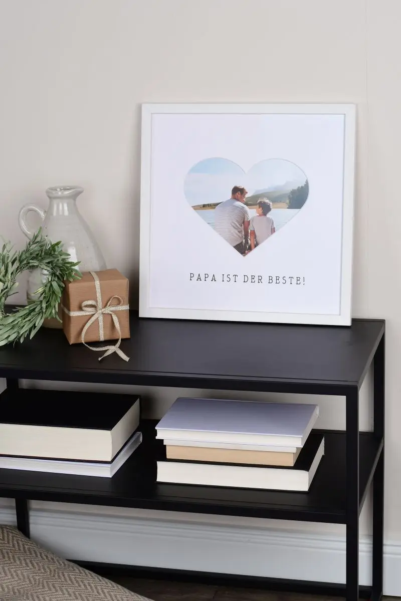 Bilderrahmen 30x30 in Weiss mit Herzausschnitt fÃ¼r Papa in Wohnambiente