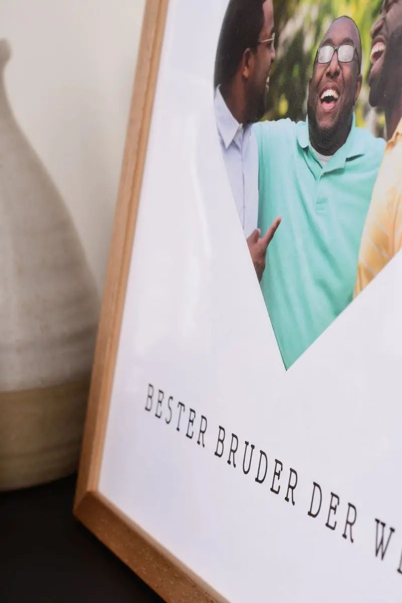 Nahaufnahme eines Bilderrahmens 30x30 in Eiche mit Herzausschnitt fÃ¼r den besten Bruder der Welt