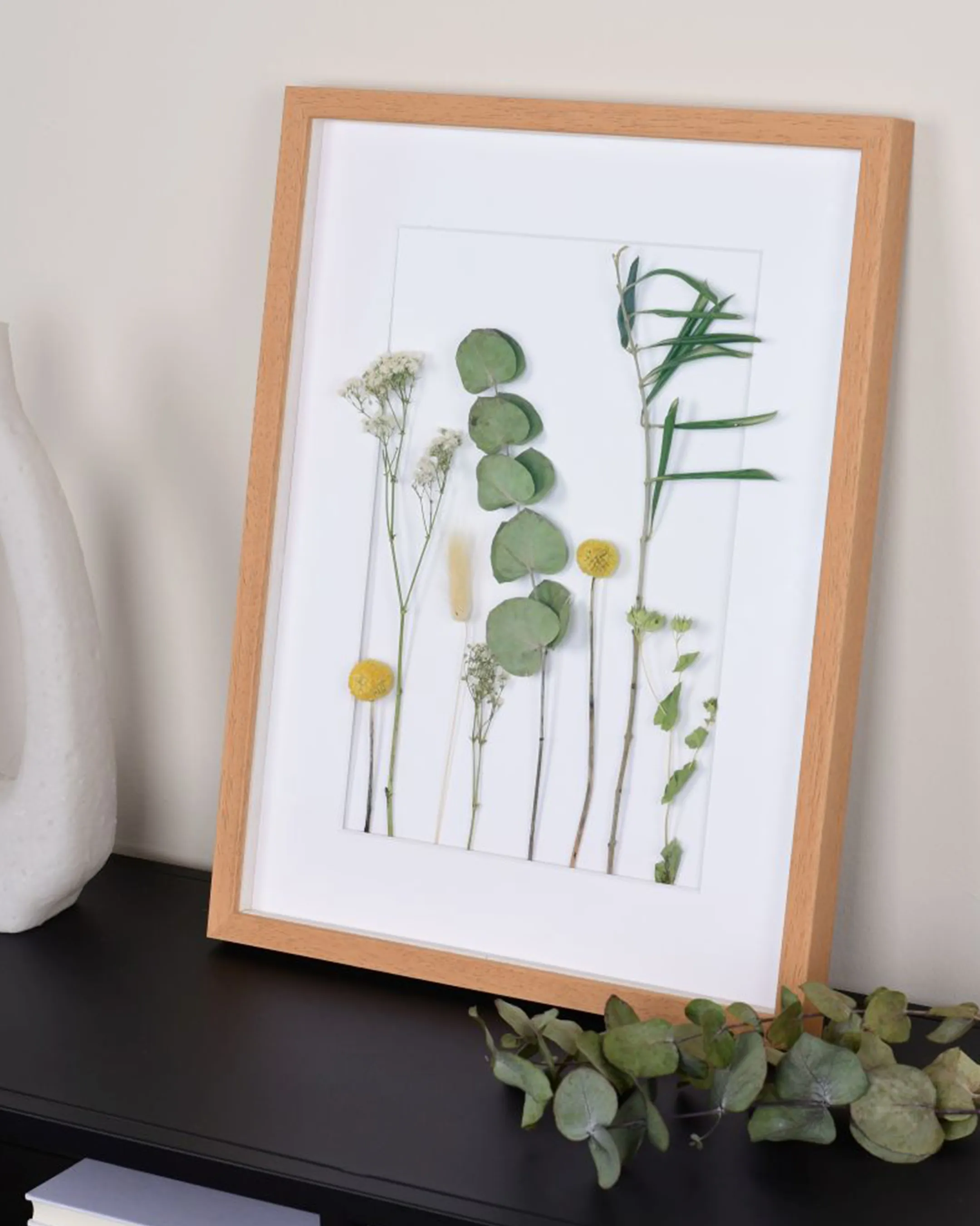 Houten fotolijst Nele met afstandslijst Eiken in een interieur
