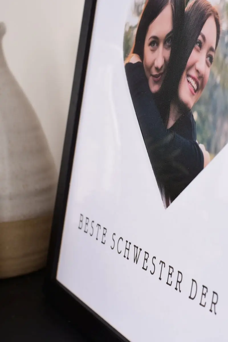 Nahaufnahme eines Bilderrahmens 30x30 in Schwarz mit Herzausschnitt fÃ¼r die beste Schwester der Welt