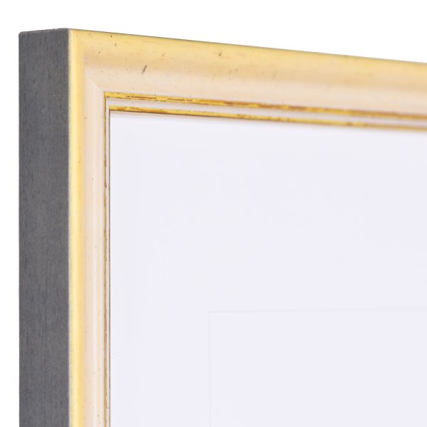 Ansicht der Ecke eines gelben Shabby Chic Holzrahmens mit leicht aufgerauter OberflÃ¤che und goldener Zierkante