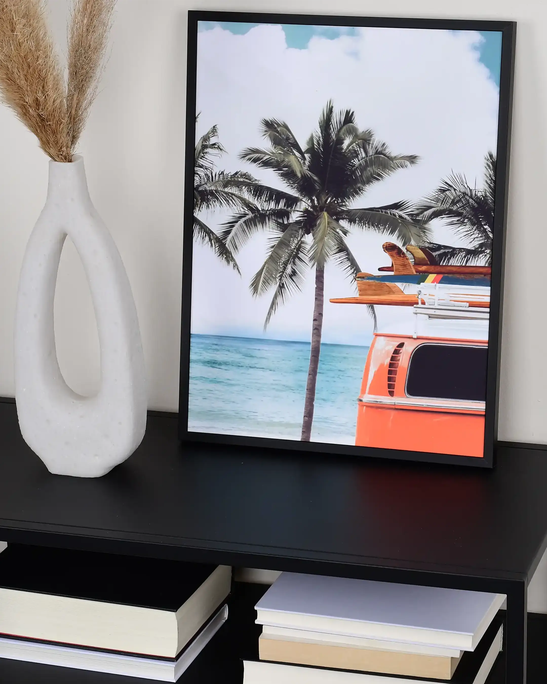 Aluminium fotolijst Mika zwart in een interieur
