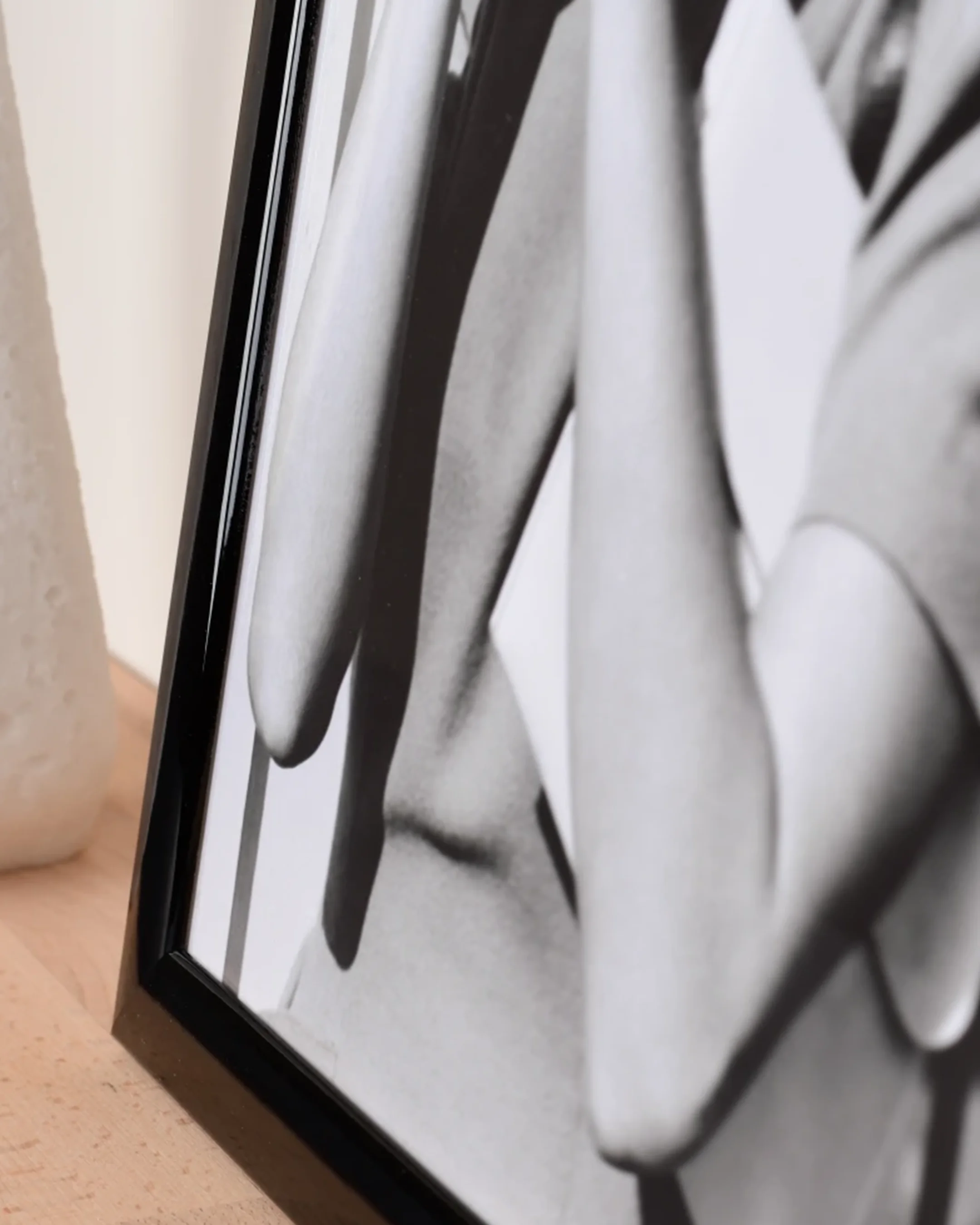 Houten fotolijst Greta zwart hoogglans in een interieur