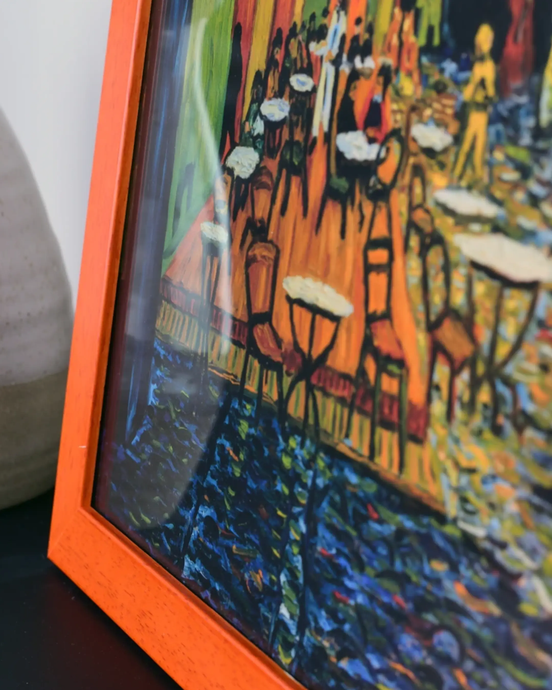Houten fotolijst Emma oranje in een interieur
