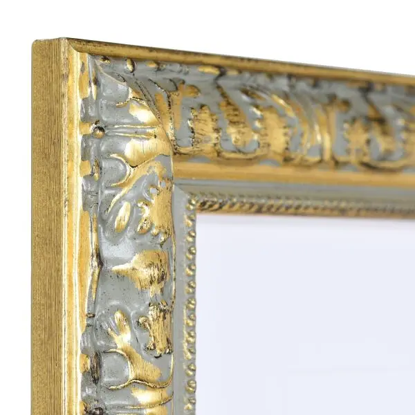 Ansicht der Ecke eines goldenen Holzrahmens im eleganten, barocken Look mit in Handarbeit aufgebÃ¼rstetem Schlagmetall und Perlkante