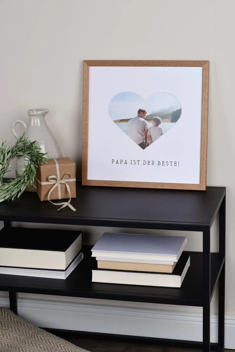 Eikenhouten fotolijst 30x30 met hartvormige uitsparing voor papa in een woonomgeving