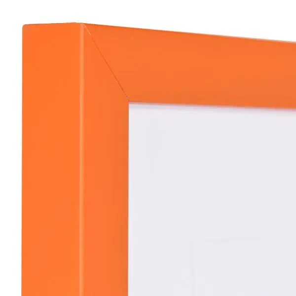 Zicht op de hoek van een oranje fotolijst met een gesloten, glad oppervlak en een kubusvormig profiel