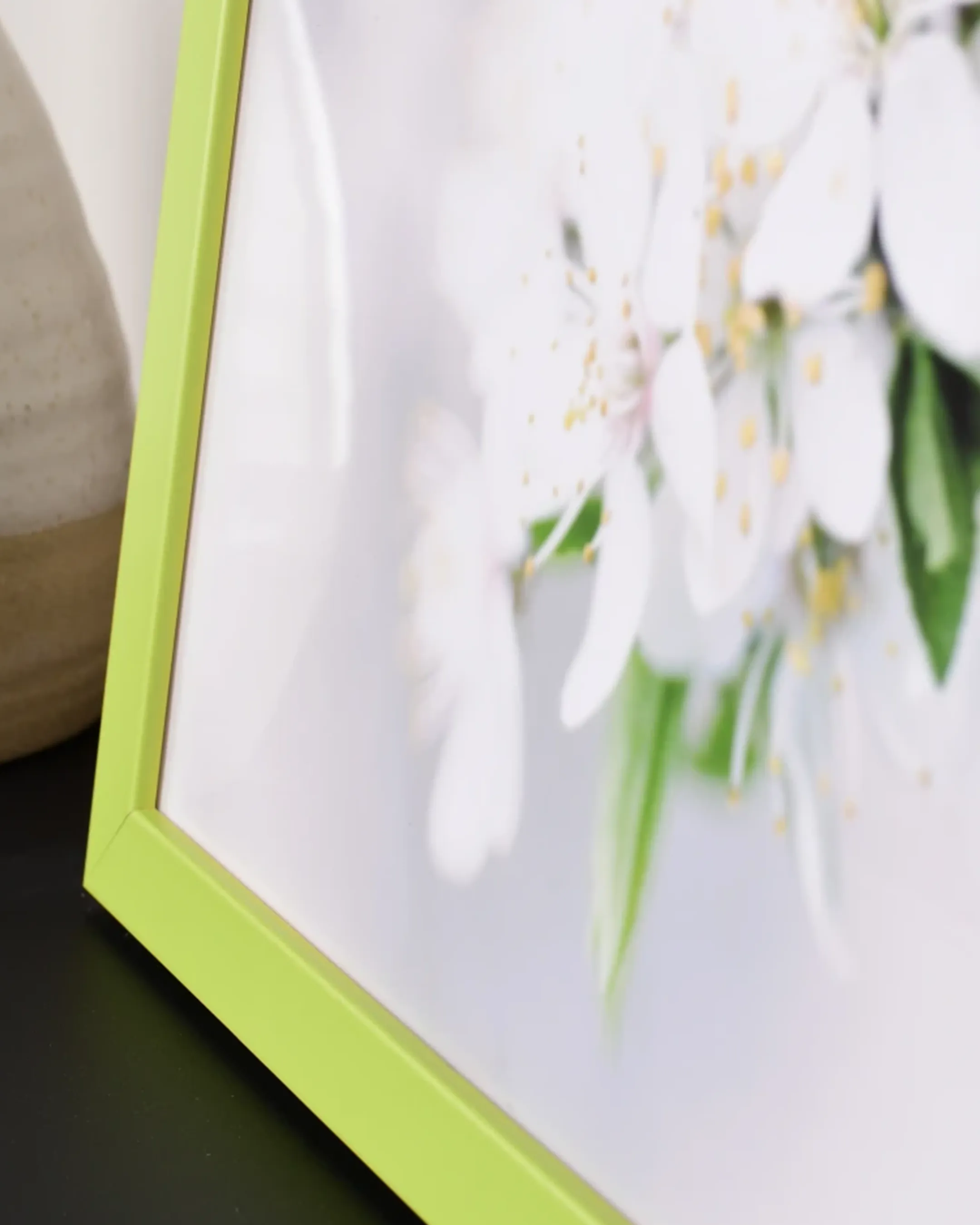 Houten fotolijst Paula Groen in een interieur