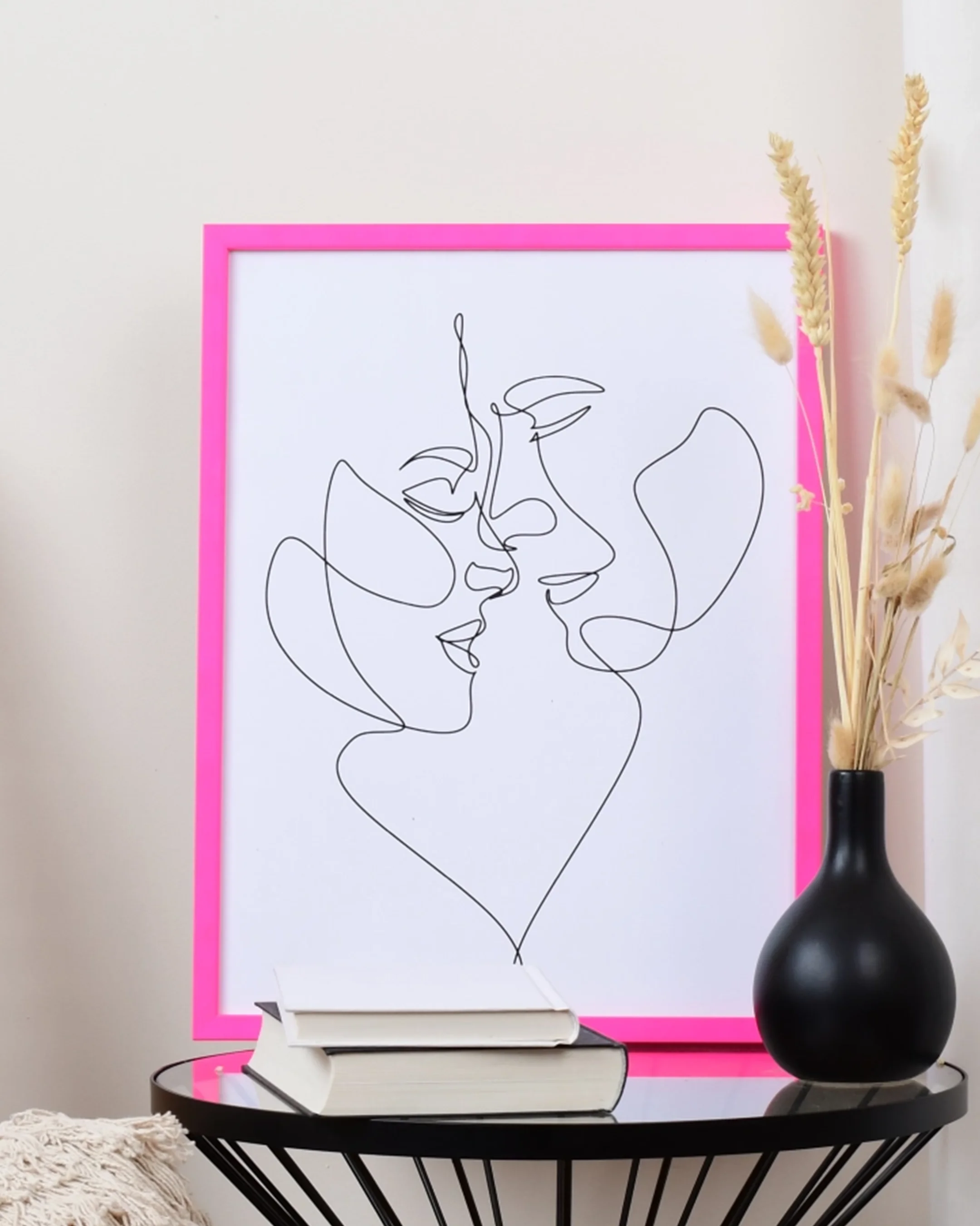 Neon houten fotolijst Bonnie rosé in een interieur
