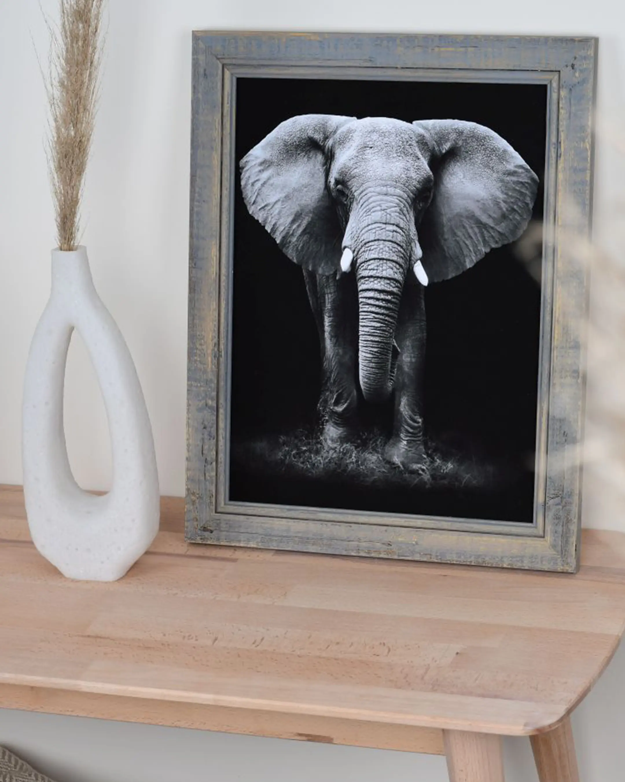 Vintage houten fotolijst Insa antraciet in een interieur