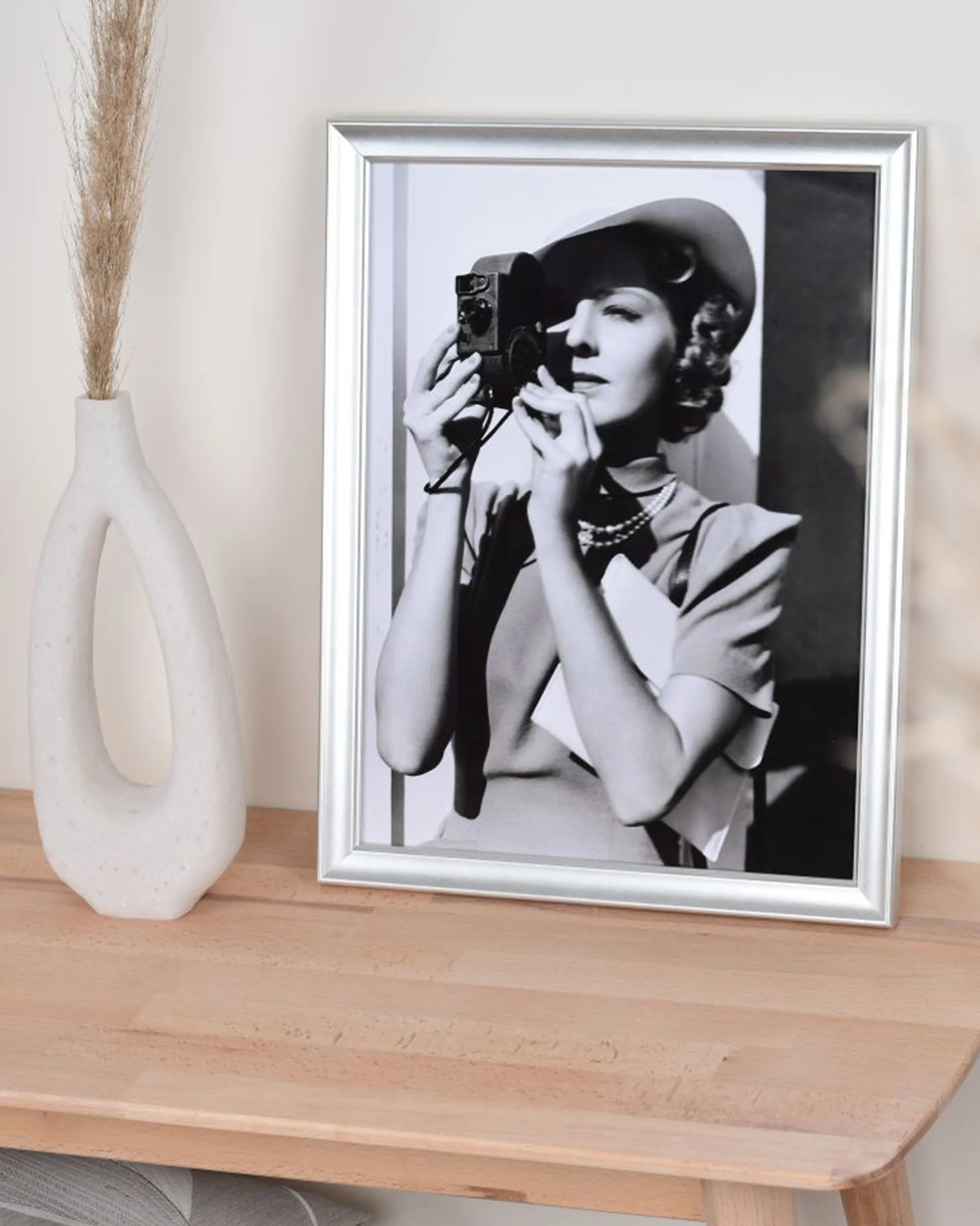 Houten fotolijst Kaja zilver in een interieur