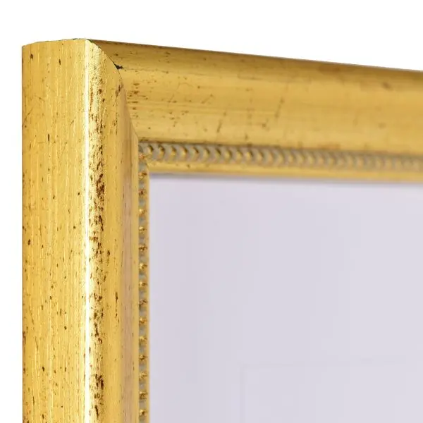 Ansicht der Ecke eines goldenen Holzrahmens mit von Hand aufgebÃ¼rsteten Schlagmetall und einem Perlstab an der Innenkante