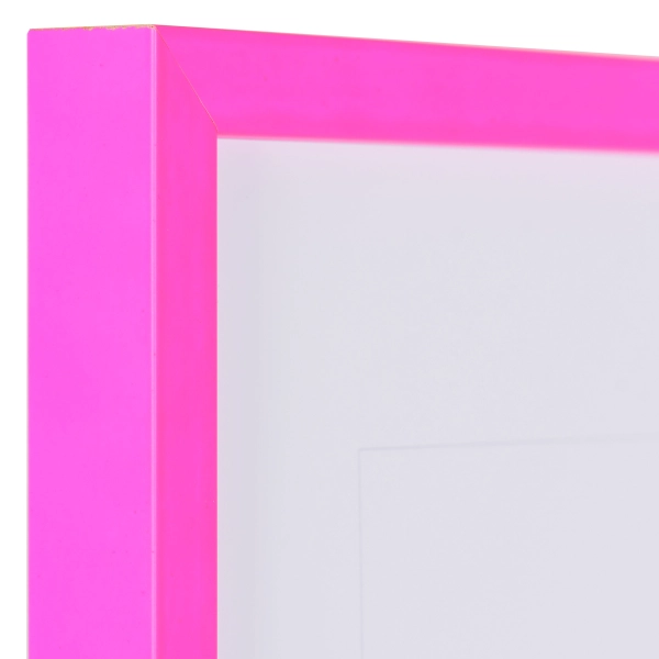 Zicht op de hoek van een neonroze houten fotolijst