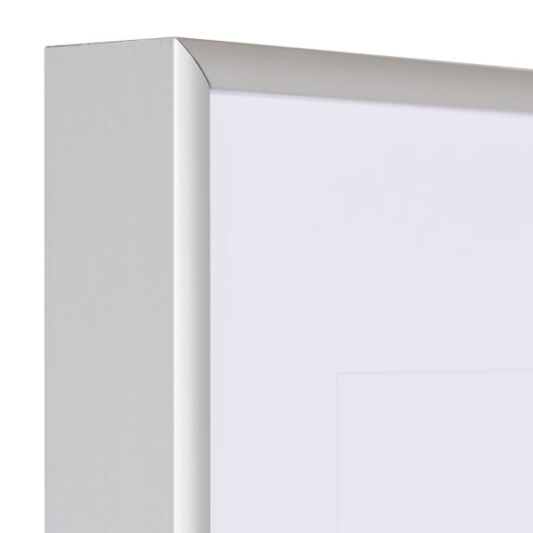 Ansicht der Ecke eines silbernen, sehr formstabilen Aluminiumrahmens mit patentiertem Eckverbindersystem