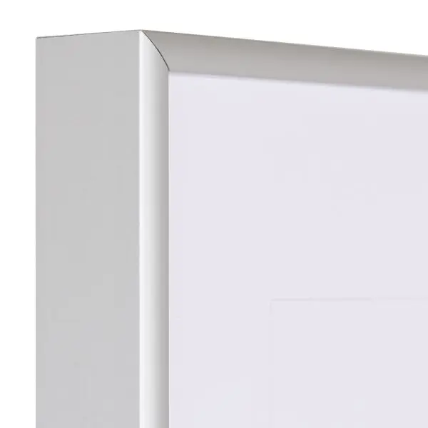 Ansicht der Ecke eines silbernen, sehr formstabilen Aluminiumrahmens mit patentiertem Eckverbindersystem