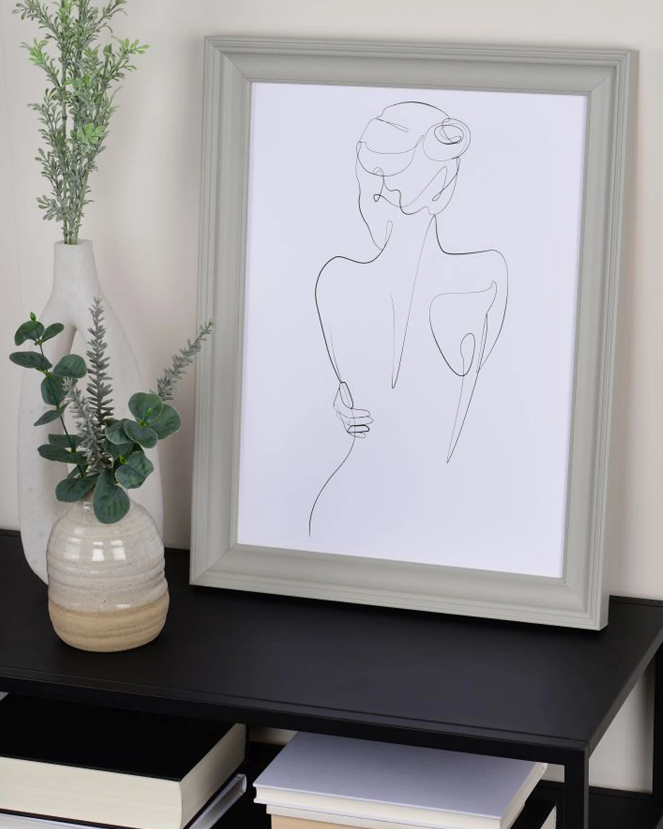Vintage houten fotolijst Isabella lichtgrijs in een interieur