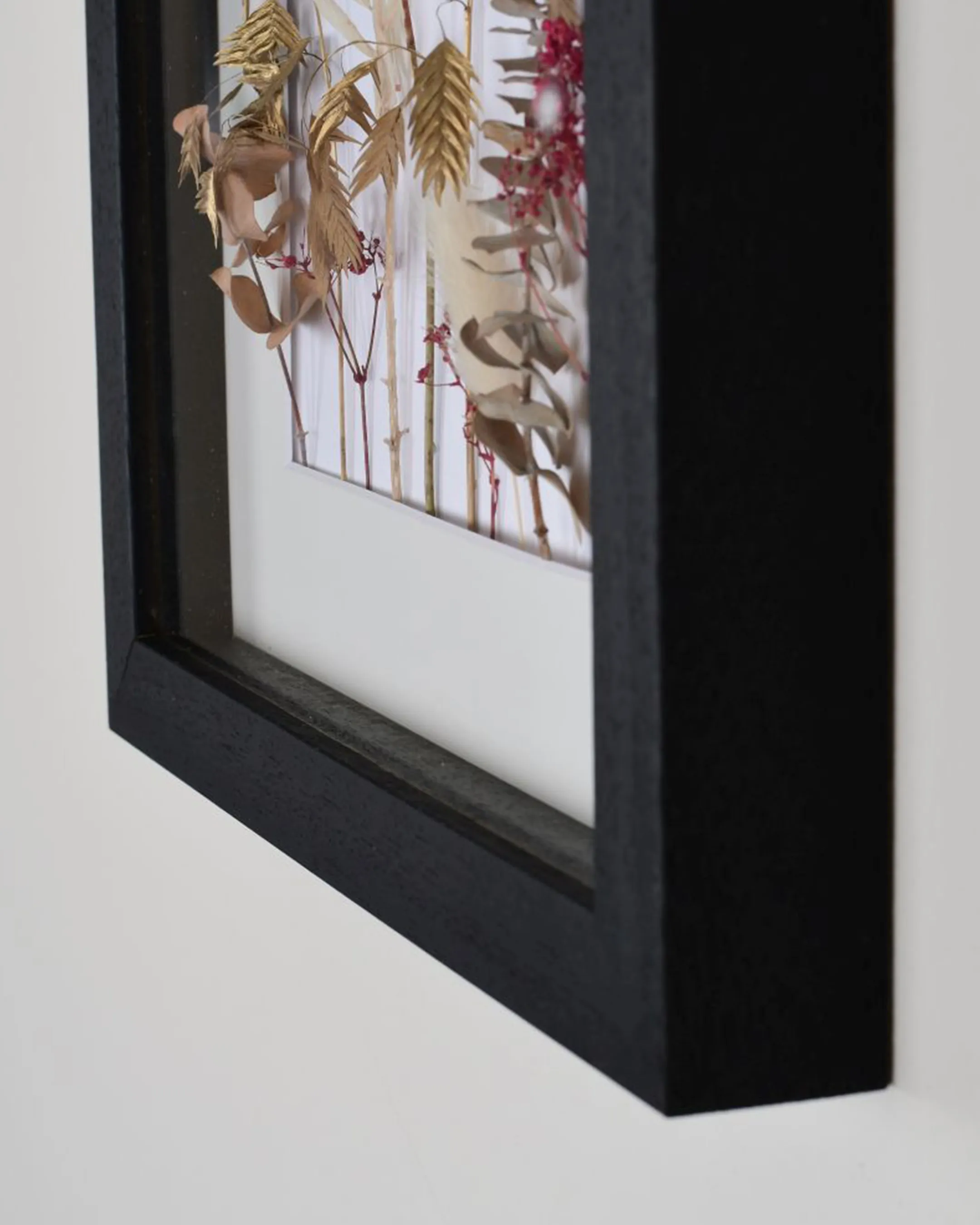 Houten fotolijst Linda met afstandslijst zwart in een interieur