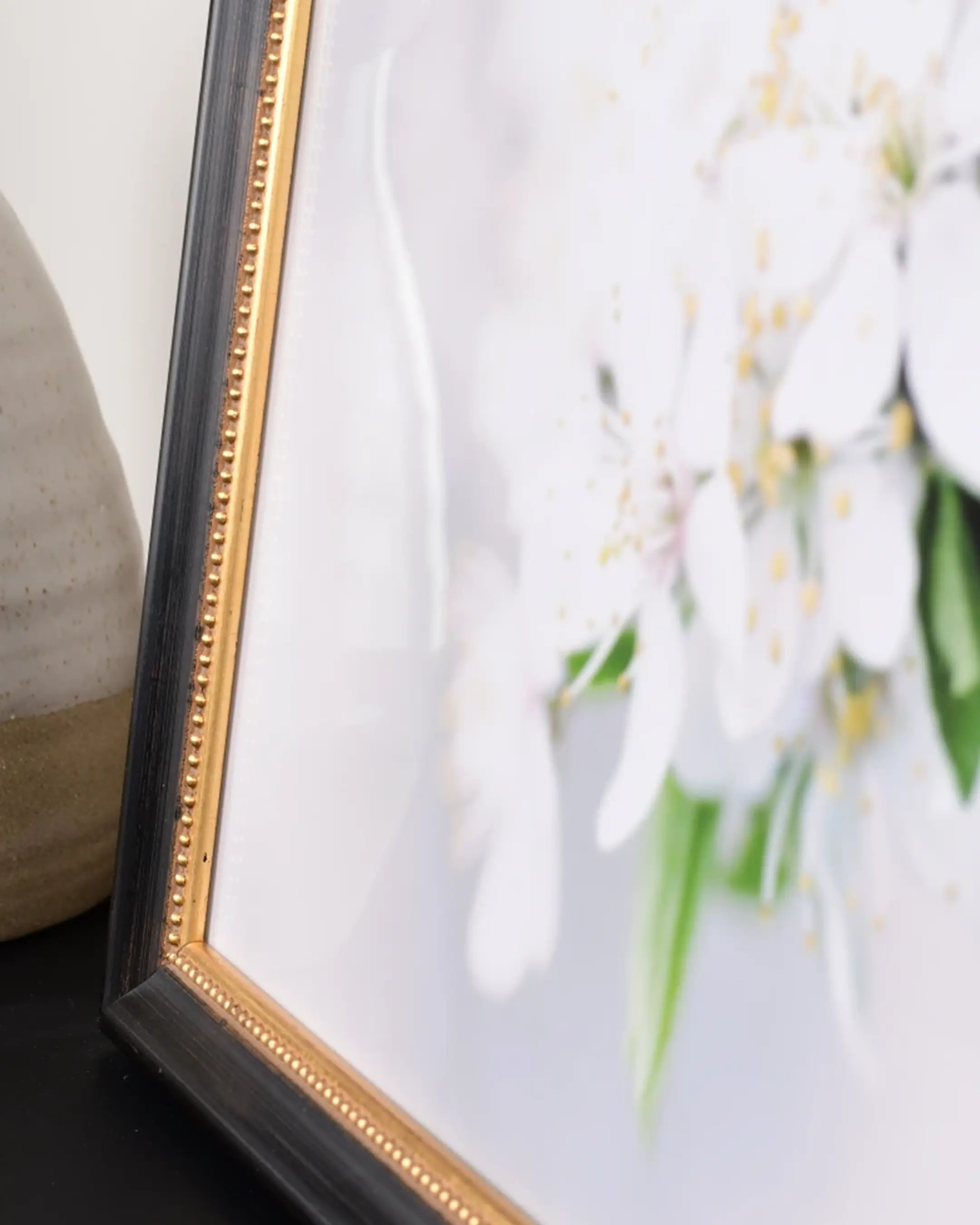 Barok houten fotolijst Pia zwart in een interieur