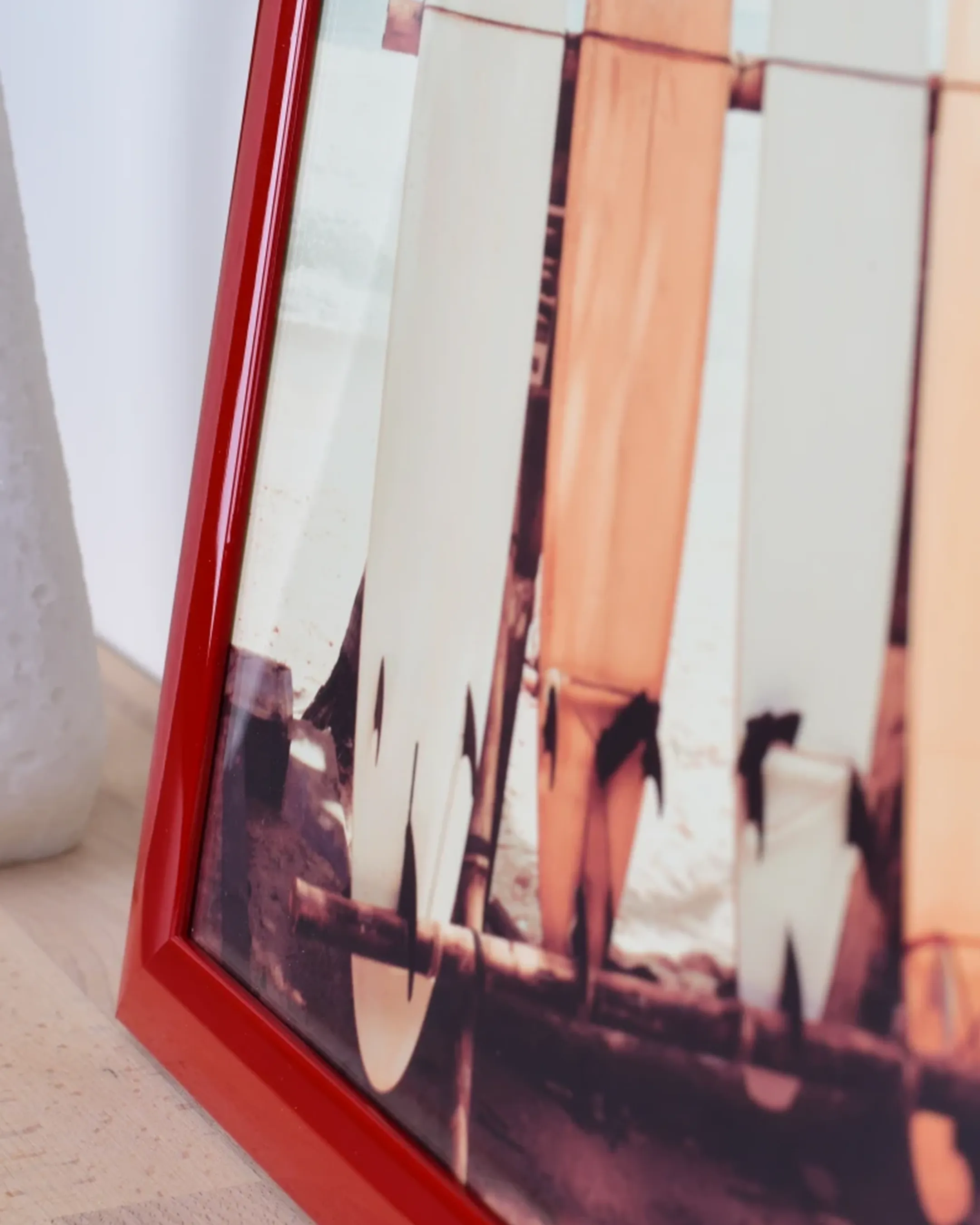 Houten fotolijst Greta rood hoogglans in een interieur